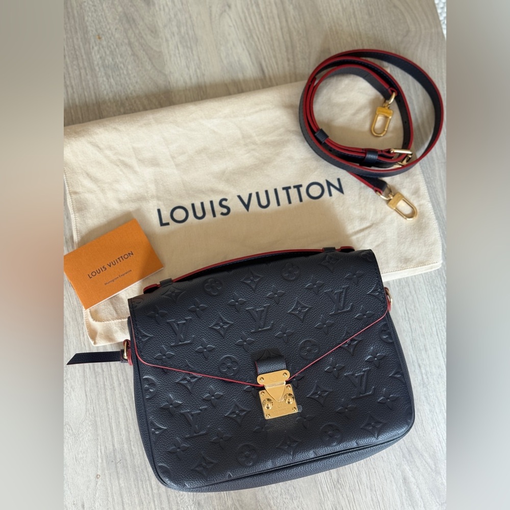 BRAND NEW Louis Vuitton
Pochette Metis Monogram Empreinte Leather